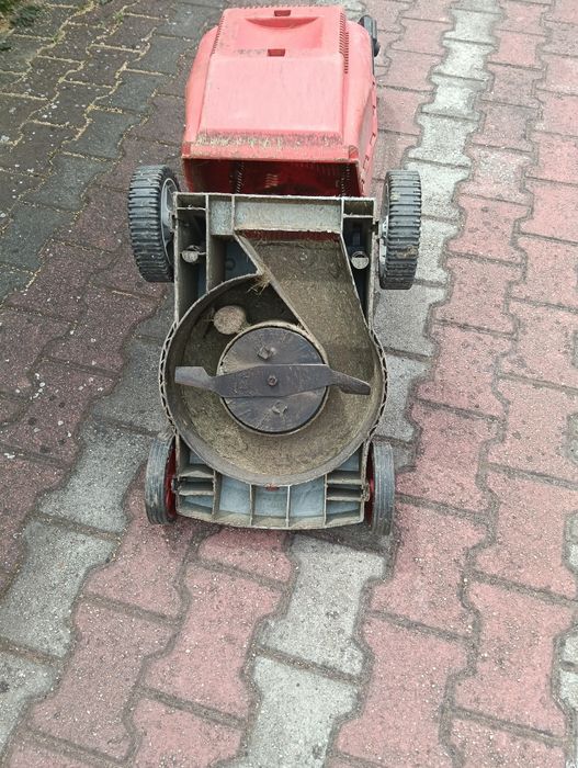 Mașina electrică de tuns iarba