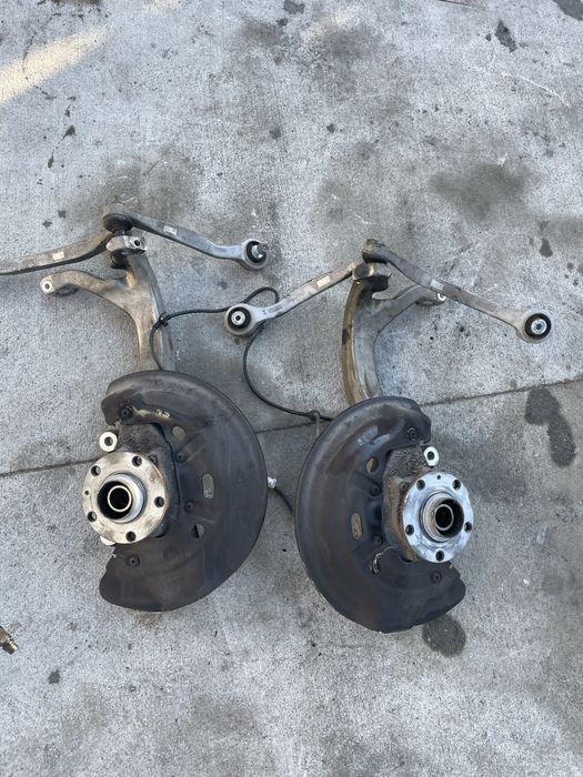 Fuzeta stanga / dreapta fata Audi A8 d3 quattro 4E0 257 M 258 M