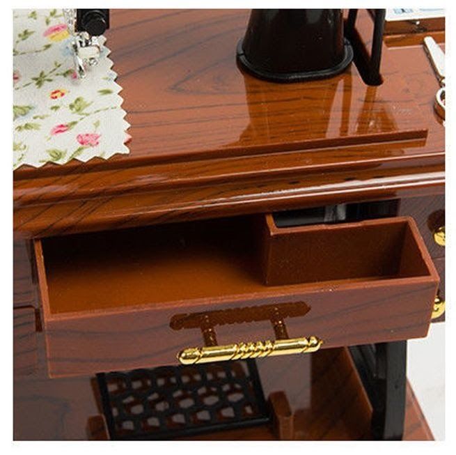 Музыкальная шкатулка выполнена в виде старинной швейной машинки