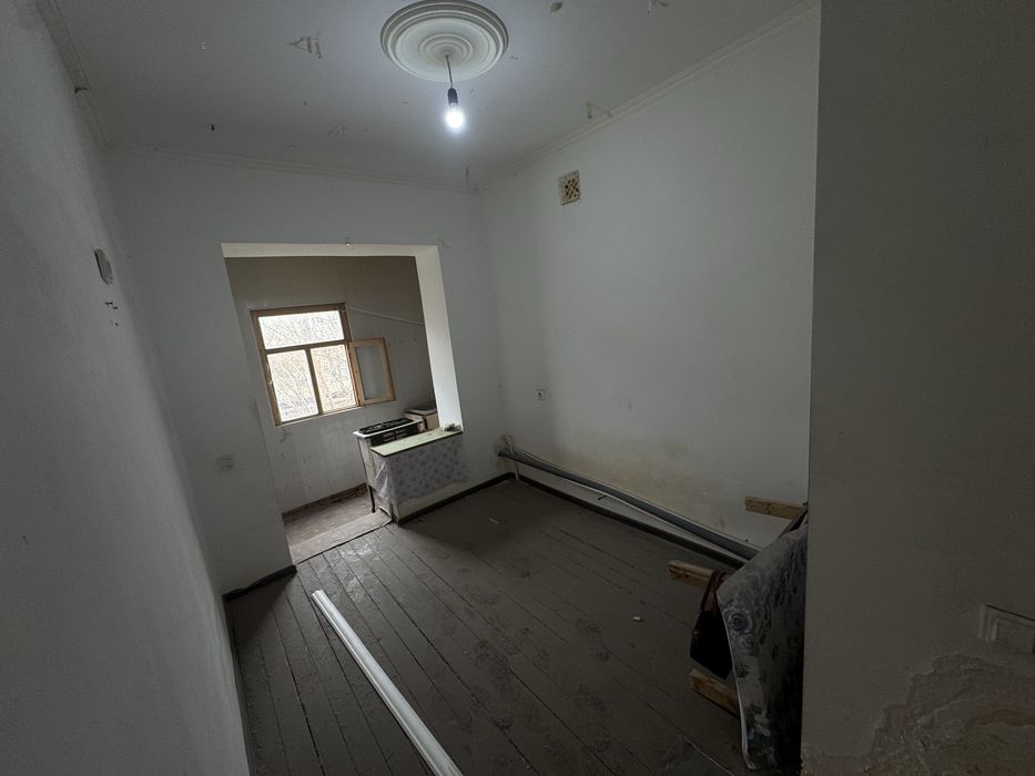 Шарк бозор шовот канали бойинда 2 хонали килинган квартира сотилади