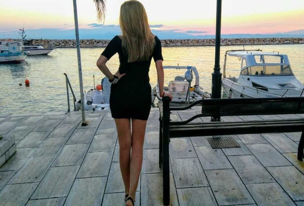 Рокля къса черна по тялото