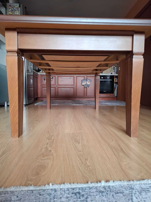 Продавам масивна луксозна маса за трапезария