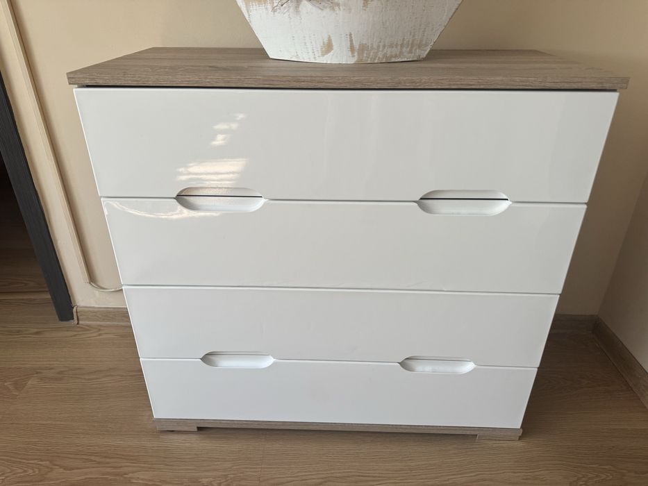 Комод / скрин с 4 чекмеджета и подарък