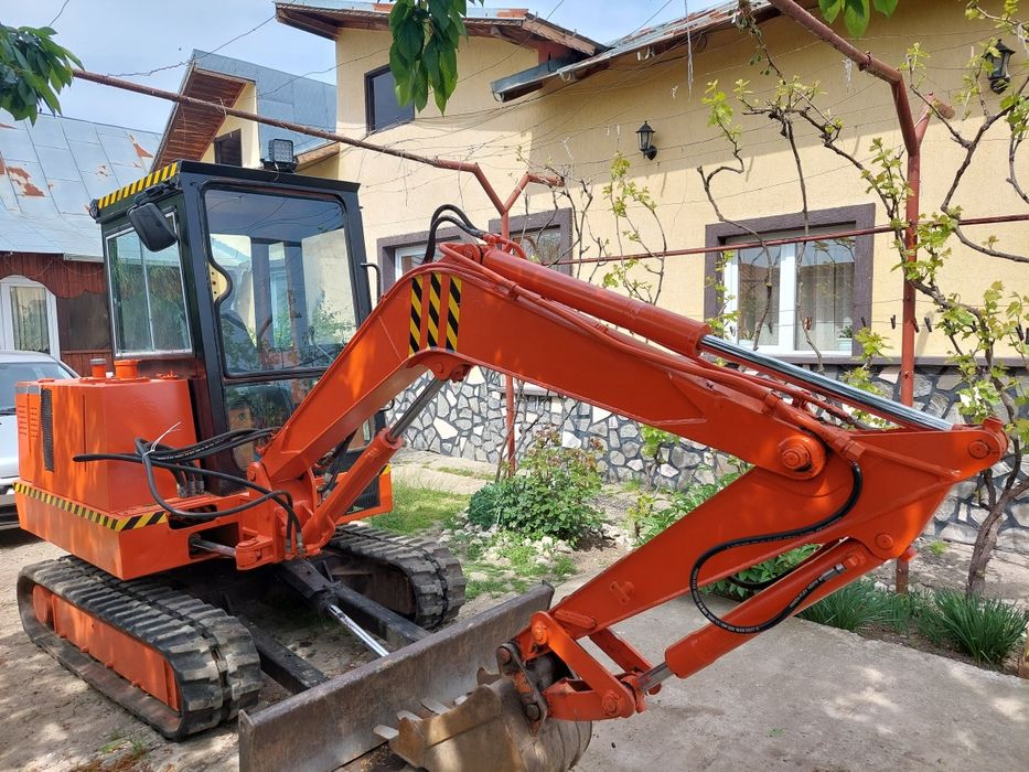 Închiriez  Miniescavator