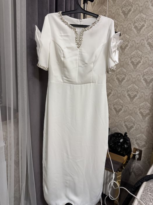 Платье вечернее почти новое,носила 1 раз.