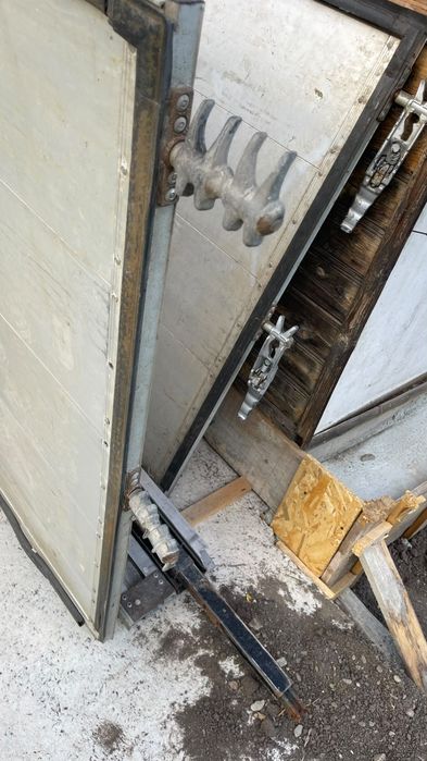 usi remorca 285x125 ,2 bucati. rem standard sau semimega