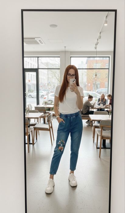 Дамски елеастични дънки с бродерия