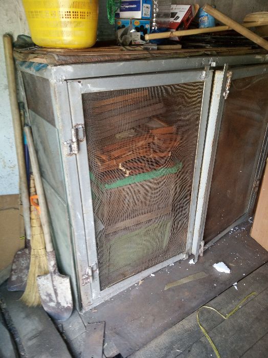 Сетчатый металлический шкаф