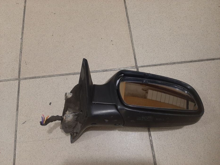 Продам боковую зеркало.