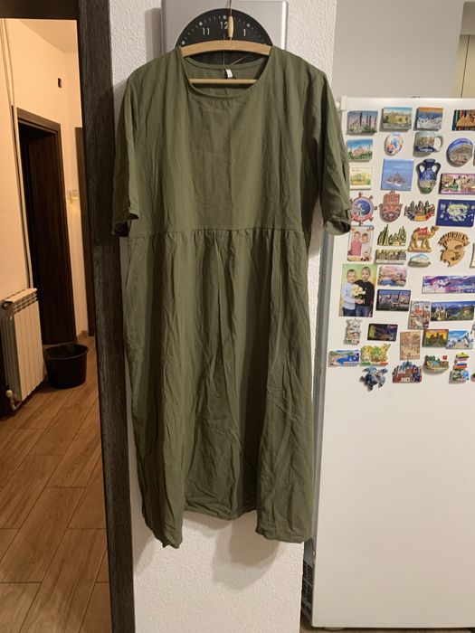 Маслинена лятна рокля,с висока талия, широка надолу,странични джобове.