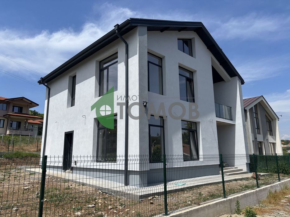 Прекрасна двуетажна къща в село Богомилово