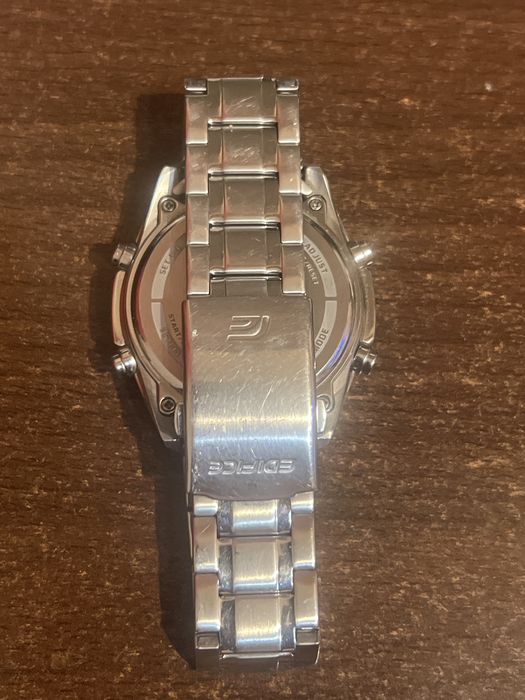 CASIO EDIFICE много красив часовник с черен циферблат. Тежък  и красив