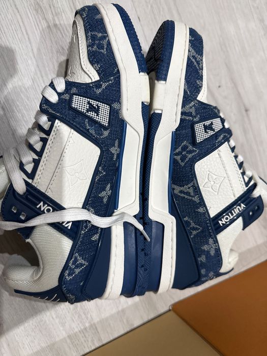 Sneakersi de vanzare