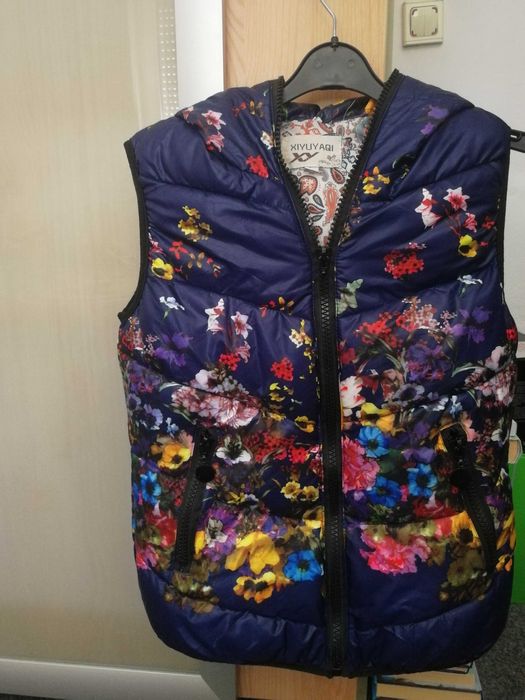 Vestă matlasată, cu glugă, pentru femei