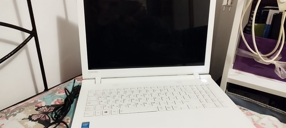 Бял лаптоп Toshiba