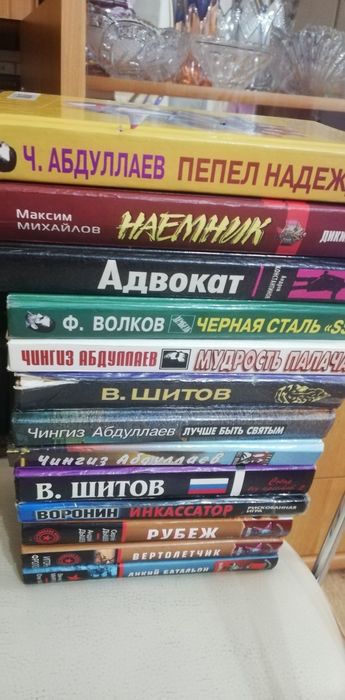 Продам книги, детективы современные.