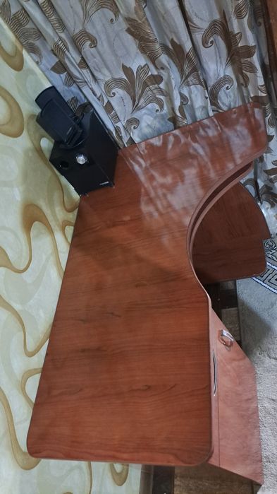 Продаётся письменный стол