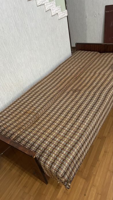 Тумба под телевизор и диван.