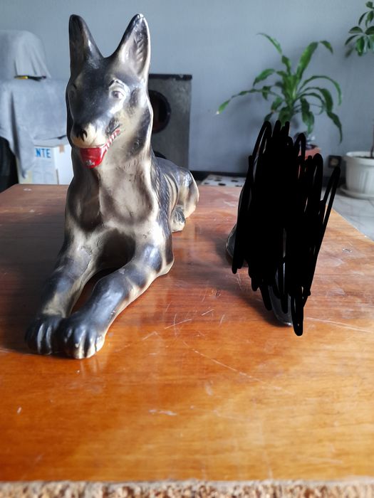 Цветарник,Старо Керамично куче и Испанска кожена  манерка