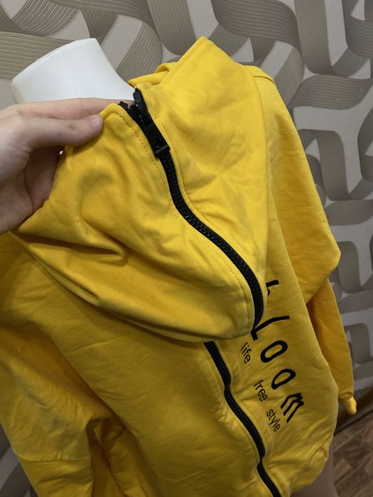 Желтое худи с капюшоном