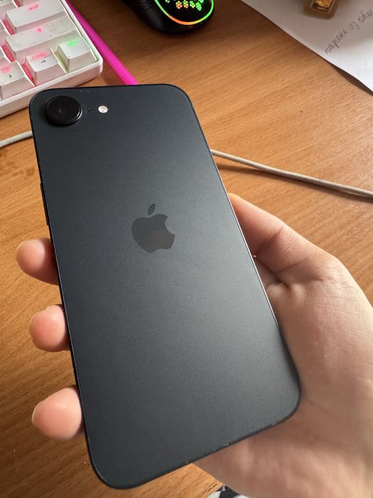 Продам айфон 16е в отличном состоянии