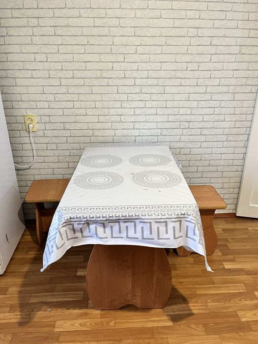 Продаеться кухонный стол со 3стульями