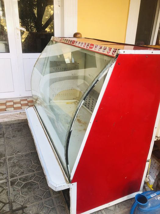 Vitrina xolodilnik sotiladi