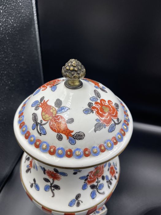 Doua vaze din portelan tip “sevres” cu emblema regală