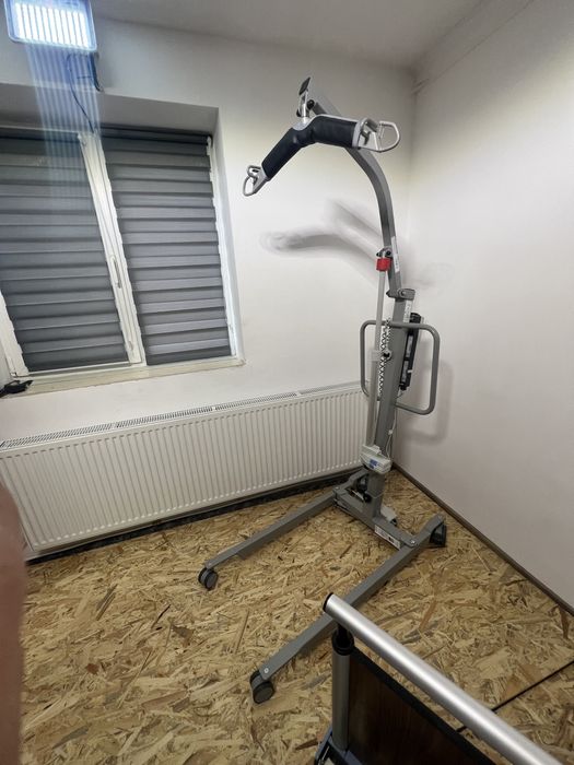 Elevator electric manevrare persoane imobilizate