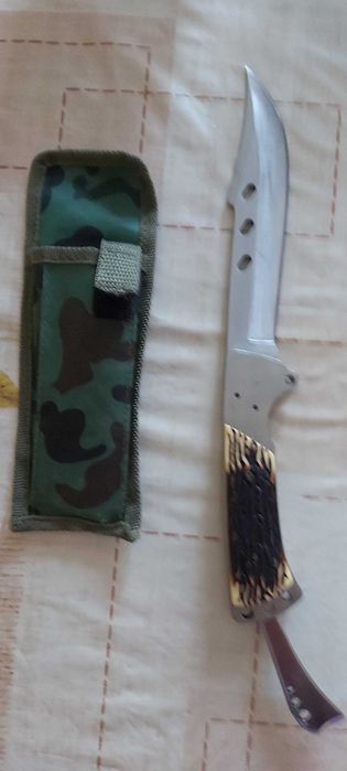 Продавам нож с калъф за колана