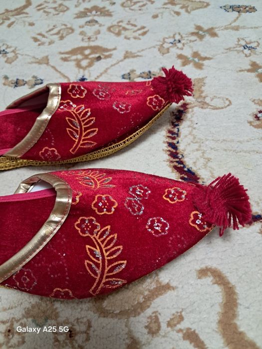 Красные тапочки принцессы.