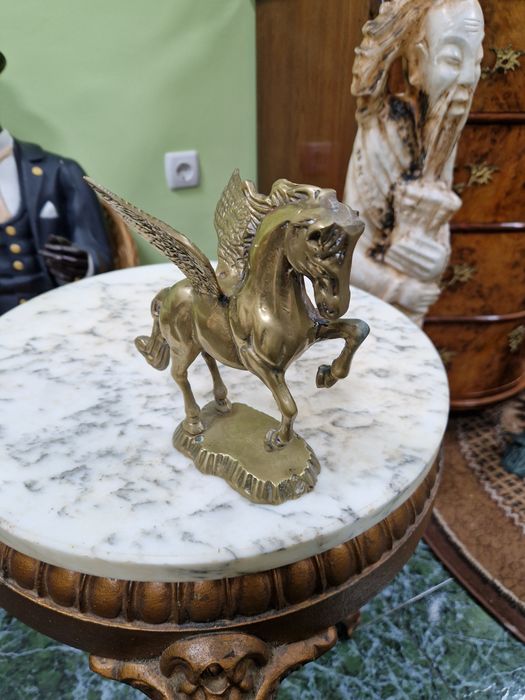 Фигура Англия бронзова статуетка погасяване кон