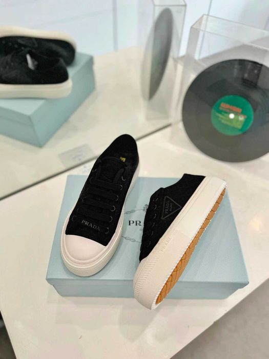 Aduc pe comanda Adidasi PRADA orice model