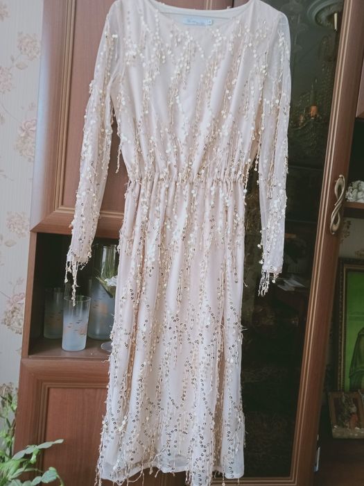 Платье с поетками бежевый