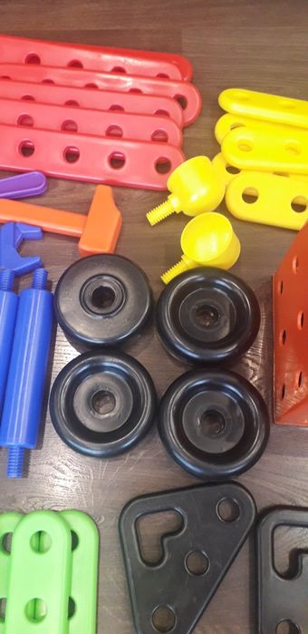 Большой пластиковый конструктор