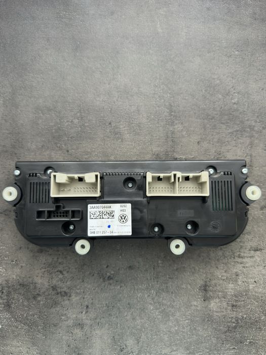Panou climatronic Passat B7