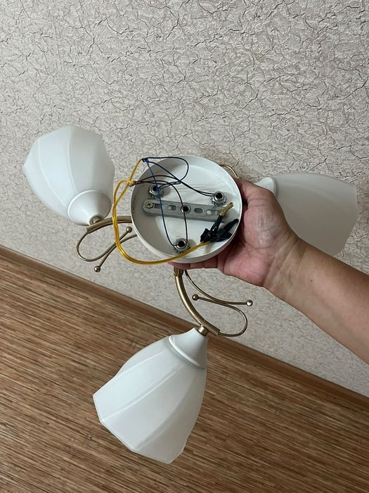 Продам трехрожковую  люстру