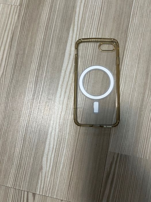 Продавам използван калъф за iPhone SE