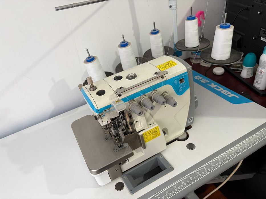 Masina pentru croitorie Jack cu 5 ace de surfilat