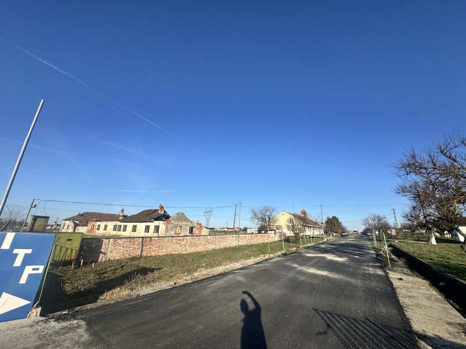 Vand teren intravilan cu cladiri si hale