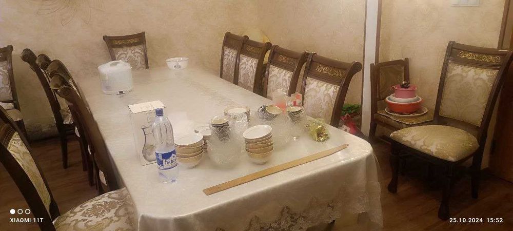 Продается стол с 12 стульями.