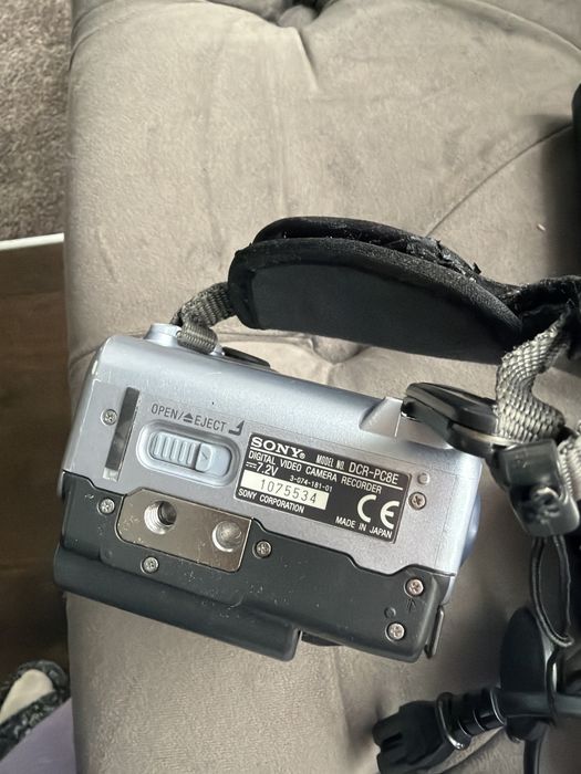 Cameră video Sony Handycam DCR-PC8E MiniDV cu accesorii și geantă