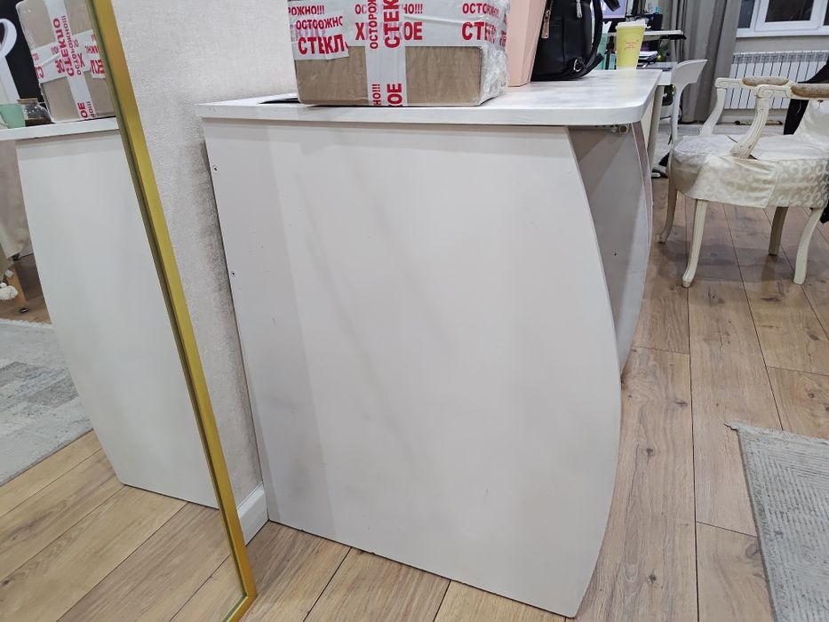 Стол компьютерный, белый