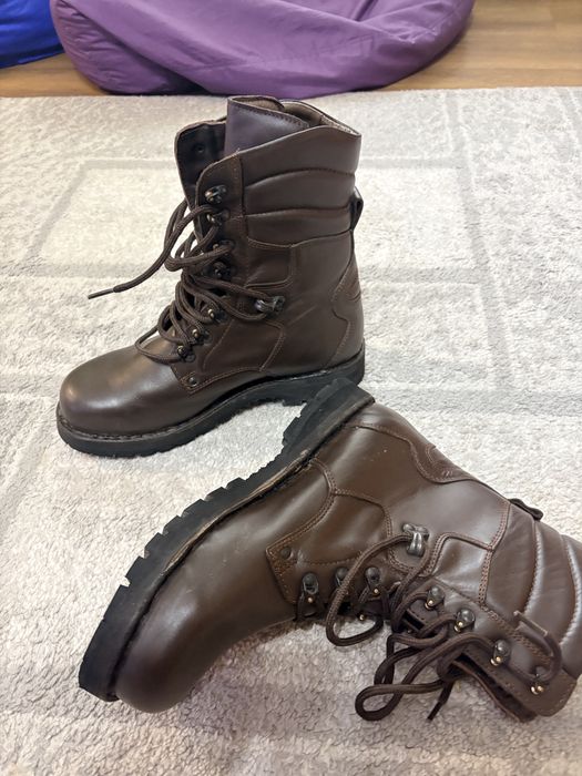 Vand bocanci militari  marimea 42 echivalent 27,5 . Model nou