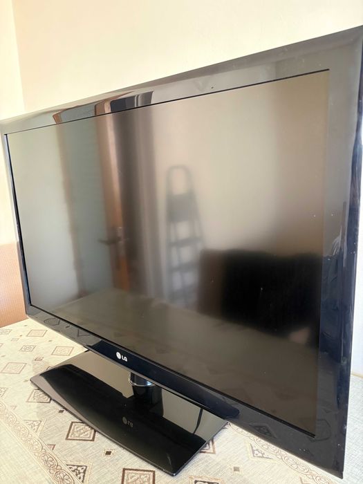 Vând televizor LG 42LE4500, cu ecran de 42 inch (107 cm).
