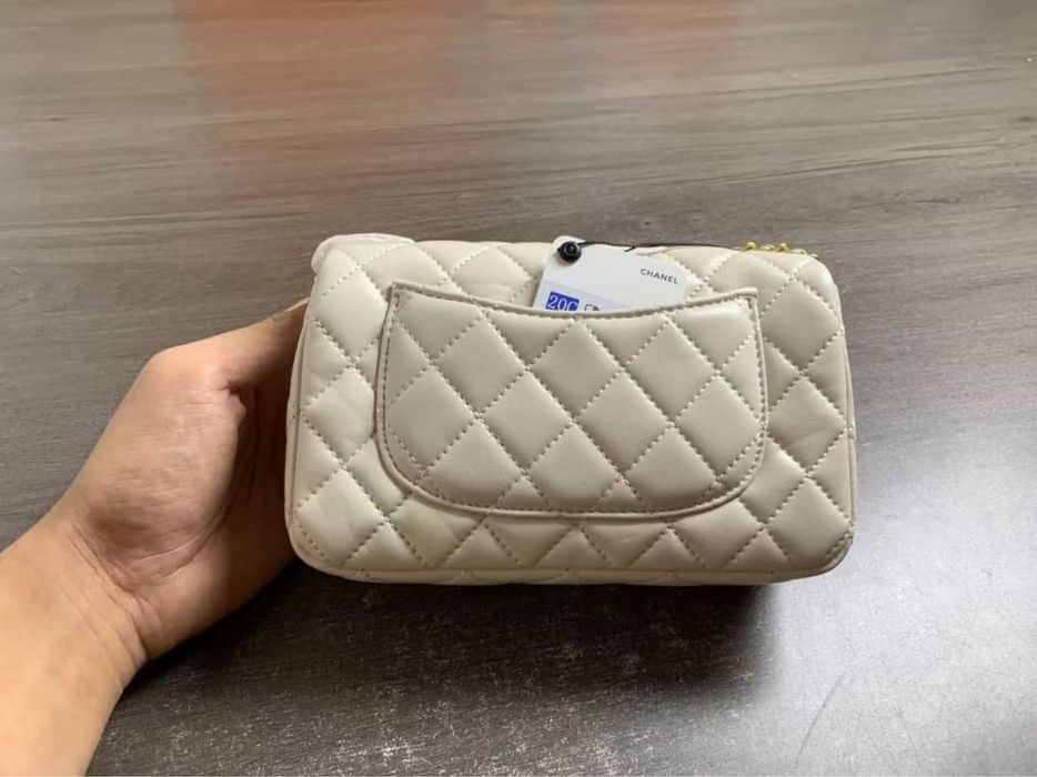 Бяла екрю мини чанта chanel