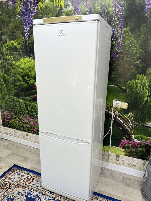 Продам Холодильник Indesit