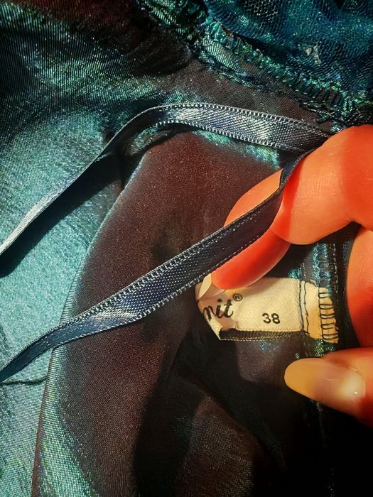 Vând rochie elegantă de nașă – superbă, în stare impecabilă!