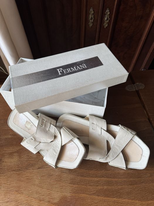 Кожаные шлепанцы бежевые