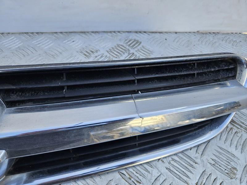 Grila superioara din capota cu defect Opel Vectra C